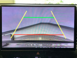 【バックカメラ】運転が苦手な方も車庫入れラクラクです!ギアをリバースに入れれば自動的に切り換わりますので、面倒な操作は不要です♪狭い駐車場もお車を傷つけず安心ですね!