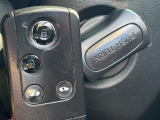【Hondaスマートキー】カバンやポケットに入れたままでもドアの施錠・解錠が可能なスマートキーを装備。エンジンのオン・オフ時もカギを取り出す必要が無いからとっても便利です♪