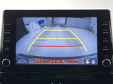 こちらのバックカメラは画面にラインが表示されておりますので、バック時のクルマの進行方向の目安になります。より高いレベルで車庫入れをサポートする、便利な機能ですね。