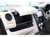 便利な収納スペースがたくさん用意されており、車内はスッキリしております。