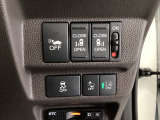 両側電動スライドドアは運転席から操作ができるよう、操作スイッチが付いています。Hondaセンシング用のVSA(ABS+TCS+横滑り抑制)解除と路外逸脱抑制機能などのスイッチがあります。