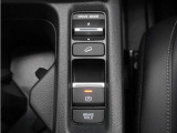 電子制御パーキングブレーキ搭載で指一本で簡単に操作することができます。さらに停車中に、ブレーキペダルを踏み続けなくても、自動的にブレーキを保持する機能である、オートマチックブレーキホールド付きです。