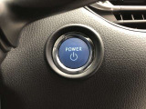 エンジンスタートスイッチです。キーが車内にあれば、エンジンの始動や停止はスイッチを押すだけ!キーを取り出す手間を省き、ワンプッシュで操作できるので簡単でスムーズです。