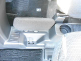 運転席の足元へ物を落ちるのを防ぐ小物侵入防止版がついています☆