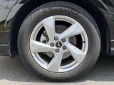 18インチ純正アルミホイール装備 全車両に標準装備の純正アルミホイールは、純正ならではのバランスの良いデザインと、走行安定性をお楽しみ頂けます。