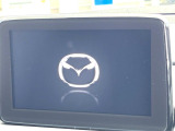 【マツダコネクトナビ】車内の雰囲気にマッチした一体型タイプのナビ。各種車輌設定やBluetooth再生等、様々な機能が楽しめます。直感的なダイヤル操作が可能で、使い勝手も良好です。