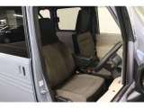 【運転席】ベージュ基調のインテリアにファブリックシート。シートリフターで座面の高さを調整可能です。シートヒーター・純正フロアマット付です。