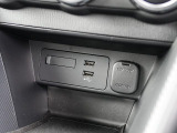 CD/DVD再生プレーヤーは装備されておりませんがフルセグTVチューナー、USB端子やブルートゥースオーディオは備えています。