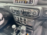 運転席・助手席の温度調節を個々に設定できるデュアルゾーンオートエアコンを装備しております。