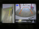 ギアを『R』に入れた後、カメラボタンを押すと、運転席から見えない左側面をナビ画面にうつしてくれるので、幅寄せや縦列駐車がし易くなります。