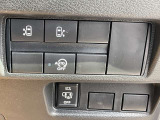運転席側より両側オートスライドの開閉ができるハンズフリ-機能付。アイドリングストップスイッチ付