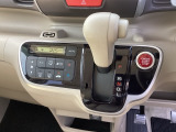 オートエアコンで、毎日のドライブを快適に。温度、風量を自動で調整し、理想的な車内環境を提供します。