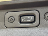【パワーバックドア】スマートキーや運転席のボタンを押すだけでリアゲートが自動で開閉します!荷物を持っている時や、高い位置にあるバックドアを閉める際に便利な機能です♪