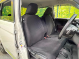 運転席まわりには十分なスペースがあり、大柄な方でもゆったり運転していただける環境です。