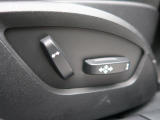 【運転席パワーシート】リクライニングからシートリフターまで、スイッチ一つで簡単にシートの微調整が可能!自分に最適なシートポジションにセットして、快適なドライブをお楽しみください。