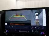 車両の前後左右に搭載したカメラから取り込んだ映像を合成し、車両を上から見た様な映像をナビゲーション画面に表示する事が出来る、パノラミックビューモニター装備
