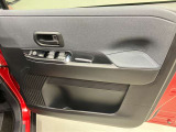 【運転席ドア】ボトルホルダーや収納ポケットが付いているので運転席周りもスッキリ保てます★