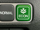 ECONスイッチ操作で燃費が良くなるようエアコンやエンジンなどを総合的に制御します