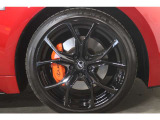 【Fスポーツ専用オレンジブレーキキャリパー】スポーティな走りに対応するLEXUSロゴ付きのFSPORT専用ブレーキキャリパー。