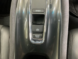 パーキングブレーキはスマートな電子制御式と合わせて渋滞時等にブレーキペダルから足を離しても停車状態を保持してくれるオートブレーキホールド機能で運転が楽になります。スタートはアクセルペダルを踏むだけ