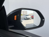 ●アウディサイドアシスト『後方の死角を並走する車両を検知しドアミラーの内側のLEDが点灯。ドライバーに注意を促し事故を未然に防ぐシステムです。』