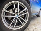 ●純正19インチアルミホイール:輸入車ならではの卓越した走りを支えるホイールと足回りです!日本車の走りに慣れている方にもぜひ体感して頂きたいほど、高いレベルでまとまっています!