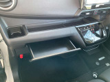 助手席のグローブBOXにある引き出しタイプの収納スペース。