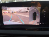 ●サラウンドビューカメラ『車両の4つのカメラから得た映像を合成し、上空から眺めているような映像をモニターに映し出します。車両周辺の歩行者や障害物などの発見に役立ちます。』