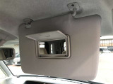 バイザーにはバニティミラー付き。車を降りる際には身だしなみをチェックを忘れずに♪