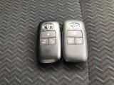 スマートキー付きです!カバンやポケットに入れて持っているだけで、ボタン一つでドアロックを開閉できます。スマートキーを持って、ブレーキを踏んでスィッチを回すだけでエンジンが始動します!!