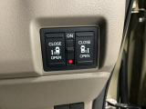 【両側パワースライドドア】です。リモコンや運転席のスイッチ操作で楽々自動開閉。