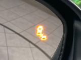 【ブラインドスポットインフォメーション】走行中、ドアミラーの死角になりやすい箇所に後続車が接近するとサイドミラー付近に警告を表示、ドライバーに注意喚起をしてくれます。