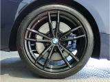 【BMWアロイホイル】軽量かつ強度に拘ったアロイホイル。走行性能ポテンシャルを引き出す設計。車の足元を引き締めてくれる大きなポイントはアロイホイルです。