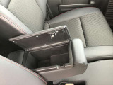肘置きにも小物入れがあります