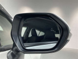 ブラインドスポットモニター(BSM)を装備しています。隣を走る車両が死角に入るとミラー内LEDインジケーターが点灯。さらに、ウィンカーを出すとインジケーターが光って点滅して注意を促してくれます。