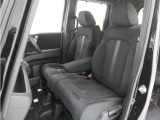 運転席と助手席は足元が繋がっているので自由に行き来しやすいので駐車場が狭いときでも助手席側からスムーズに乗り降りできて便利!