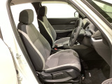 広い足元にゆったり座れるシートは長距離の運転でも疲れにくいシートです。女性でも運転がしやすいようにシートの高さ調整機能(シートリフター)がついています。