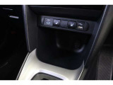 データ通信/給電用と、給電用(Type-C)USBポートが装備されています。運転席からも助手席からも手が届きやすく、充電中のスマホなども置けるフロントコンソールボックスも備わっています。