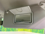 【バニティミラー】サンバイザー裏に設置されたミラーで身だしなみチェック!ちょっとしたメイク直しにも活躍します♪