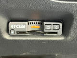 有料道路をキャッシュレスで通行できるETC車載器付きです。運転席足元に設置されています。ETCセットアップ費用は含まれておりません。別途必要となります。