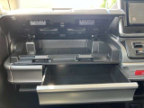 上下と2段階に分けられる大型のグローブボックス!車検証入れが楽々入る容量です♪