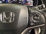 ハンドルにHondaセンシング系のクルーズコントロールやレーンキープアシストなどのスイッチが装備されています。ハンドルから手を離さず安全に操作できます。