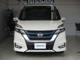 フロントマスクの大きなVモーショングリルは日産らしさを引き立たせてくれます。Vのブルーのラインがe-POWERの証!