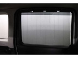 後席ドアには日よけ(サンシェード)を装備。ドア内張内に格納されているので必要に応じで引き上げて使用します。