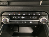 温度の設定のみで快適な風量やモードなどを自動調整してくれるフルオートエアコンを装備!