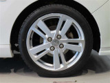 純正のアルミホイール装着車です。タイヤサイズは165/50R16です。