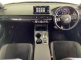 車内は光触媒抗菌消臭施工済です。インパネ周りはスタイリッシュなデザインです。グローブボックスやカップホルダーのほかにトレーなどたくさんの収納スペースが付いています。