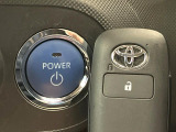 【スマートキー】カバンやポケットに入れたままでもドアの施錠・解錠が可能なスマートキーを装備。エンジンのオン・オフ時もカギを取り出す必要が無いからとっても便利です♪