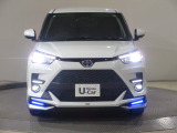 ハロゲンより明るく、より遠くまでさらなる安心感のあるLEDヘッドライトを採用。照射軸の上下方向を自動調整するオートレベリング機構、点灯忘れも防止できるオートライトコントロール機構付きです。