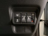 リアドアは乗り降りに便利な両側電動スライドドアです。また運転席に座っていながらスイッチ操作で自在にスライドドアを開け閉めできます。またHondaセンシング用のVSA解除スイッチも横に装備しています。